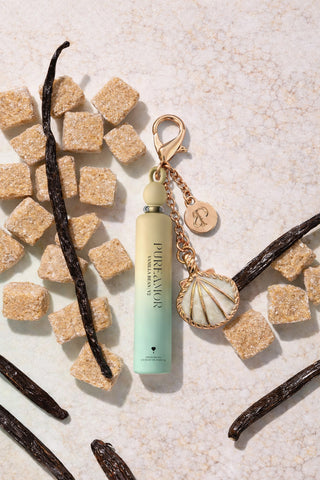 2ml keychain with shell charm on vanilla beans and sugar cubes